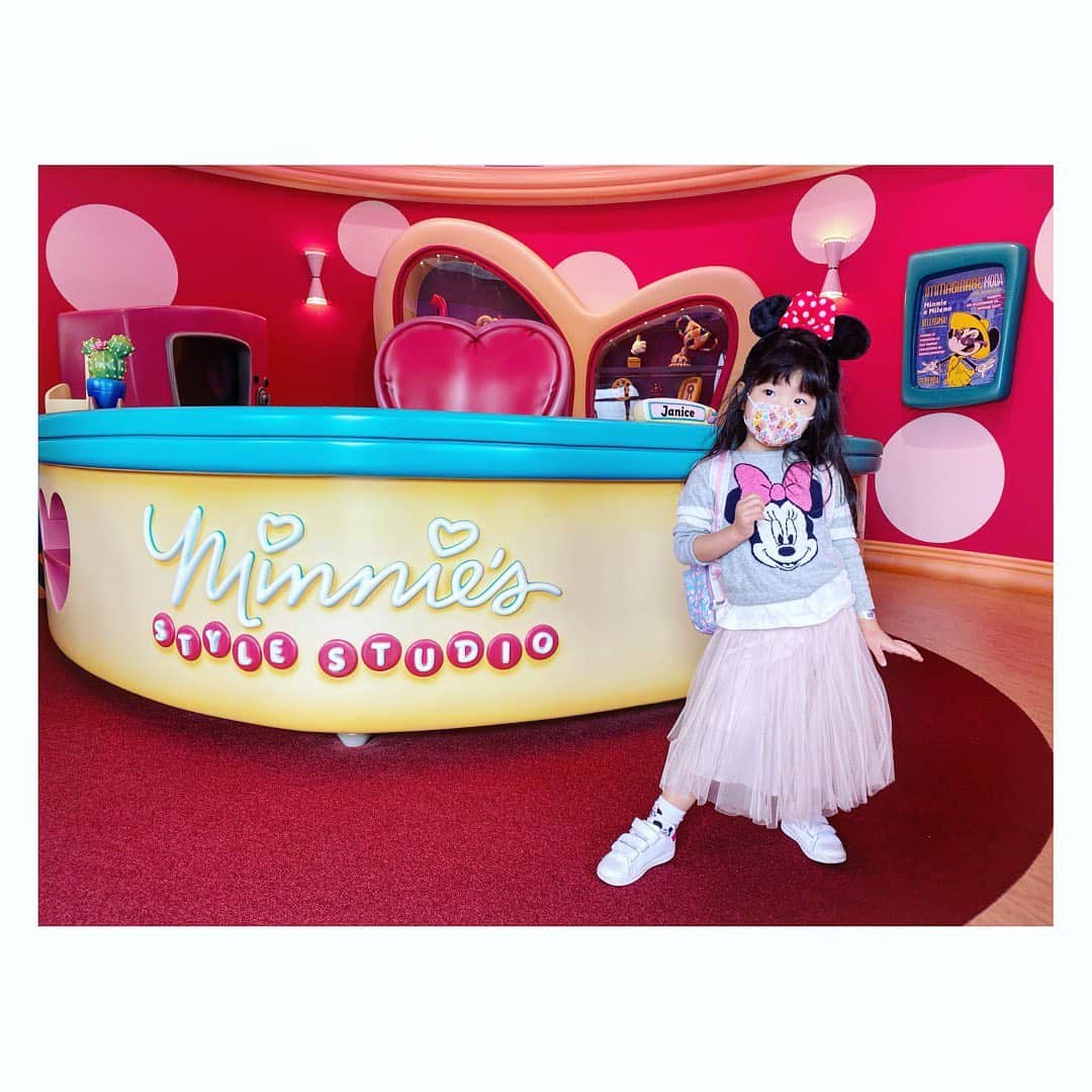 廣瀬規子のインスタグラム：「今年の夏は、本当にどこにも行けなかったから、、、 ・ 娘、秋休み🍁満喫中です✨ ・ 大・大・大好きなミニーに会えた❣️ ・ ・ #tokyodisneyland  #minniemouse  #tdl  #秋休み #ディズニーランド  #ミニー大好き #3歳女の子 #あと1ヶ月で4歳 #ポーズがいっちょまえ 🙈😂」