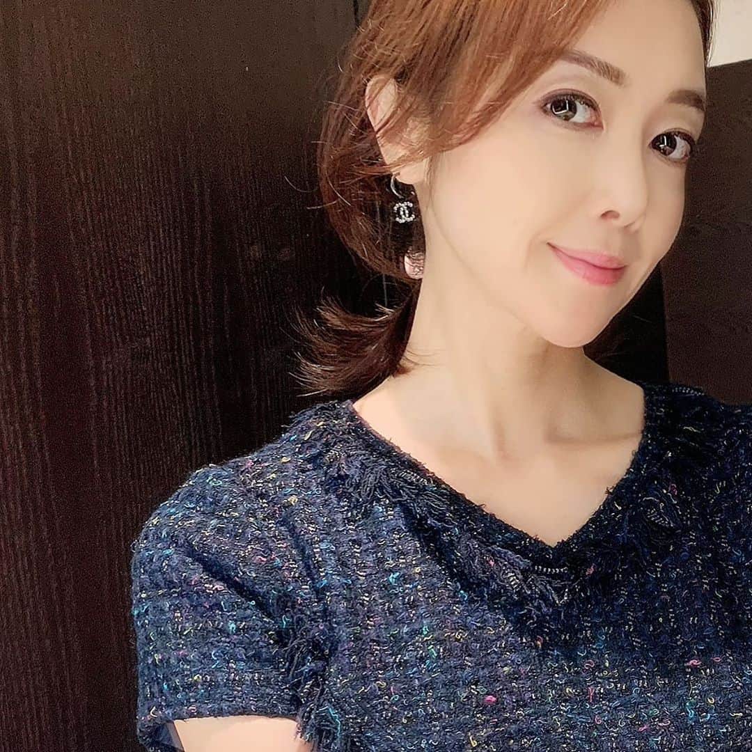 のインスタグラム：「🔵Akurarobe Italian tweed navy dress 🔵  Announcement 📣📣📣 11/28.29 week-end  Akurarobe trunk show @omotesando SAVE the DATE💋  #akurarobe#akurarobefur #fashion#design#intofallwinter」