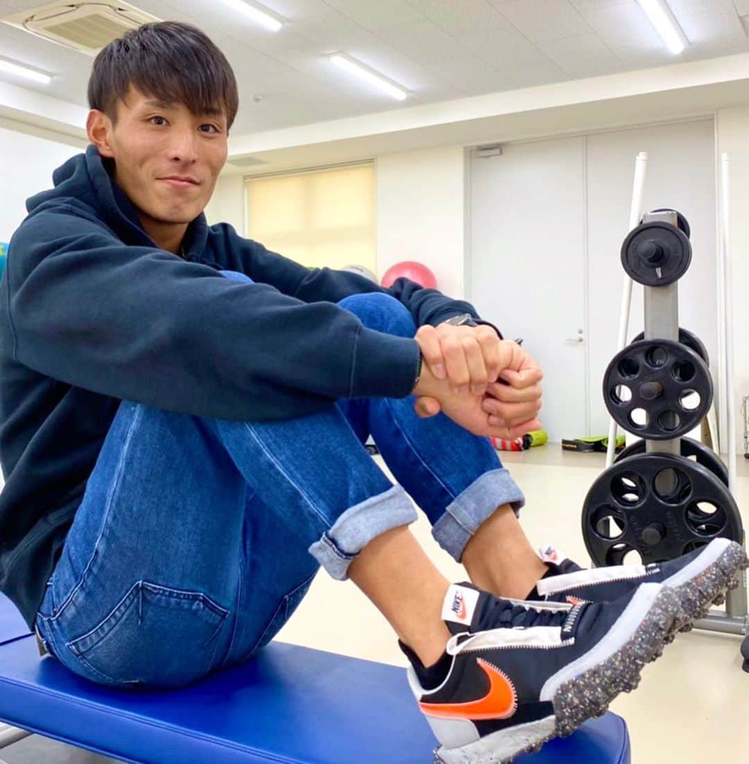服部勇馬のインスタグラム：「NIKE waffle racer crater  WAFFLE SOLEを初めて履きましたが、地面を的確に捉えられる感覚とクッション性に驚きました！それでいて地球環境に配慮した優しいエコなシューズ。 色んなシーンで使用したいと思います！ 日本国内NIKE取扱店で11月2日発売です。  #サステナブル #movetozero @niketokyo」