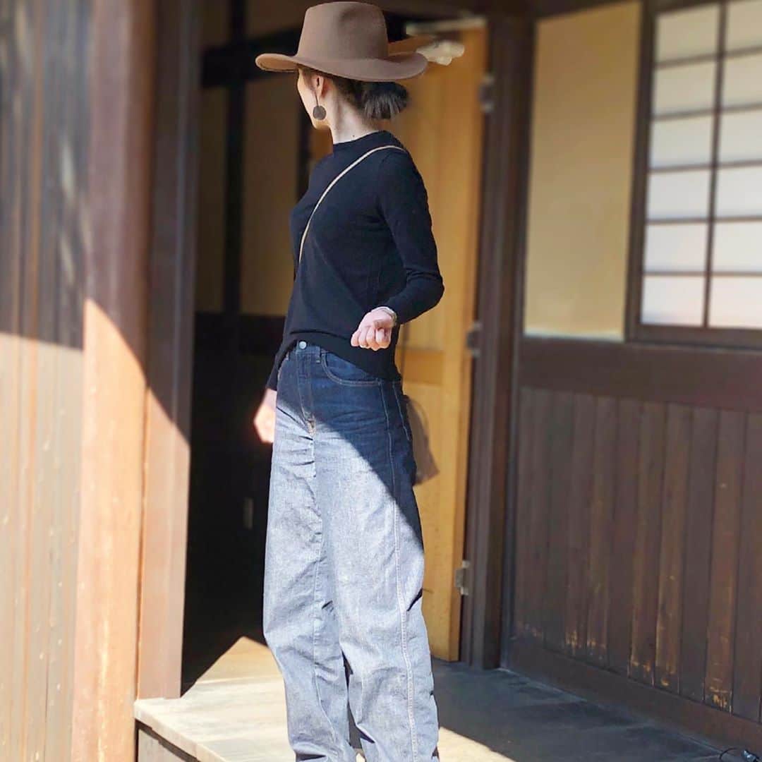 asuka0119のインスタグラム：「2020.10.27  京都で素敵なご飯を(ت)  @uniqlo  の#ファインメリノクルーネックセーター のブラック  同じ様な#着回しコーデ  nit pants #uniqlo #ユニクロ  #ユニクロニット部 #ユニクロニット族 #uniqloginza2020FW #ニットコーデ #ユニクロコーデ  #PR#高身長コーデ #高身長女子 #アラフォーコーデ #アラフォー #locari #上下ユニクロ部 #ユニクロコーデ #ユニクロ購入品 #ユニクロきれいめ部」