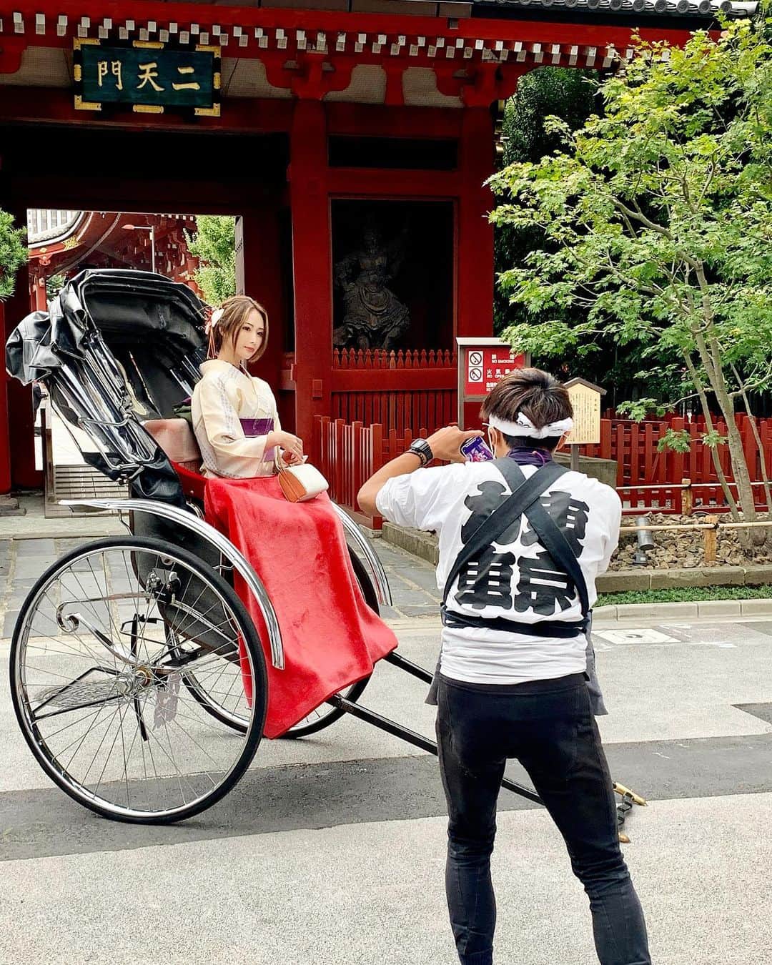 CHIHAさんのインスタグラム写真 - (CHIHAInstagram)「浅草で親子デートしてきました❤️﻿ ﻿ お着物は﻿ @aiwafuku  たくさんの可愛い髪飾りもあって、悩んでしまった😍!!﻿ 今回はリボンにしてみたよ🎀﻿ 荷物も全部預けられてすっごく便利⭐️⭐️﻿ すっごくお得な割引きもあったので是非チェックしてみてね！﻿ ﻿ ﻿ ﻿ 人力車はもぅおなじみのガンプさん❤️﻿ @rickshawsgump  トークがもぅ楽しくてキャラ可愛いから母も私もずっと笑いっぱなしだった🤣🤣❤️﻿ お写真上手すぎてもぅこれからも宜しくお願いします🕊⭐️﻿ ﻿ ﻿ ﻿ ﻿ #人力車 #東京力車　#ガンプ鈴木 さん #ラブちゃん #浅草love﻿ #yukata #kimono #asakusa #tokyo #japan #japaneseculture  #rickshaw ﻿ #浅草着物レンタル #浅草浴衣レンタル #東京着物レンタル #浅草 #浴衣 #着物ヘア #着物ヘアアレンジ #浅草愛和服 #浅草着物 #着物レンタル #着物コーデ」10月27日 17時42分 - chiha6170