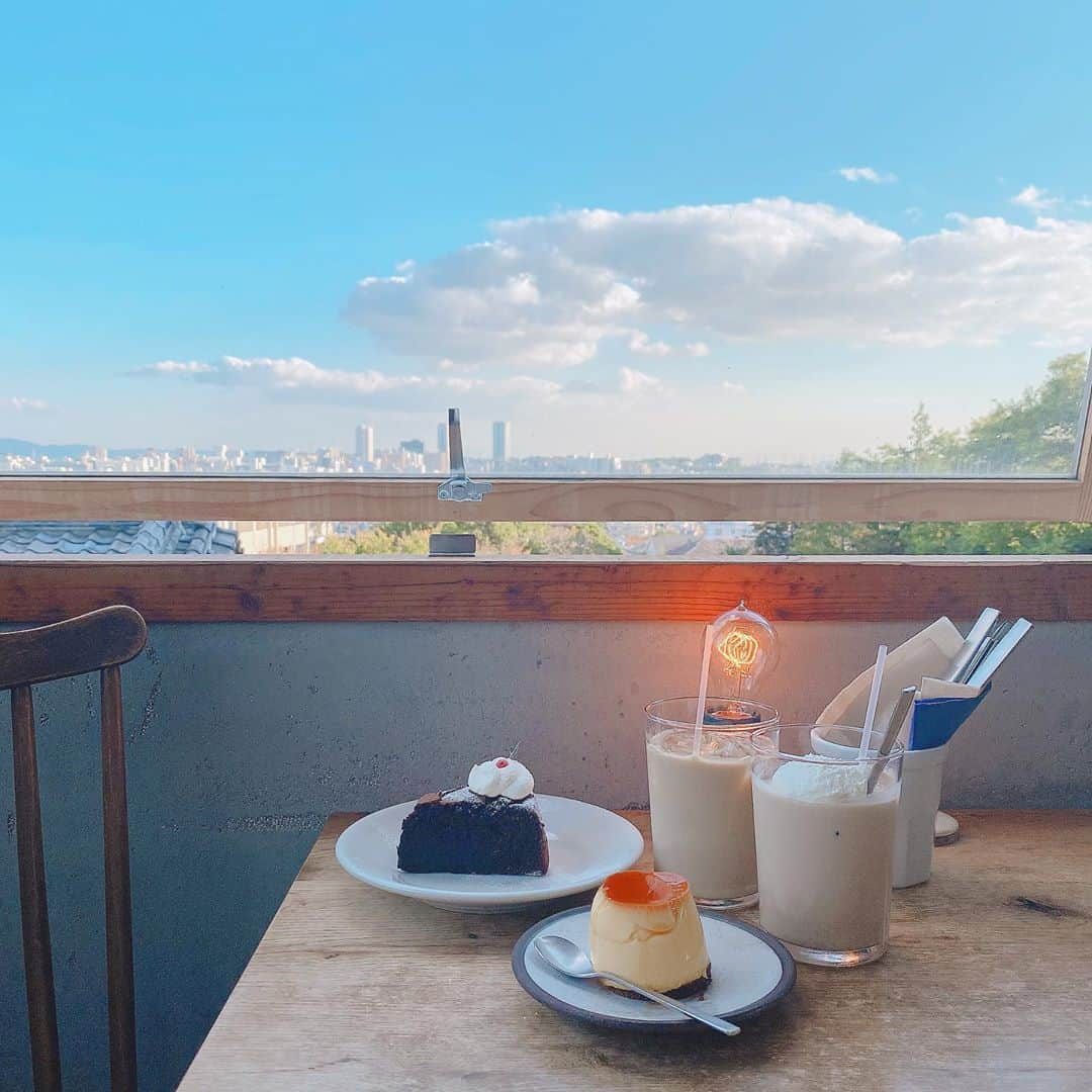 伊藤りかさんのインスタグラム写真 - (伊藤りかInstagram)「． 大阪 箕面にある景色絶景のCAFE YATT☁️ 久しぶりにカフェ巡りできて嬉しいなぁ。。🌿 * ケーキセットでプリンとガトーショコラ◌ カフェオレにしたけど (授乳中でも少量なら大丈夫と先生の許可得てます) 妊娠中の方からデカフェもあったのでオススメです⸝⋆ * #カフェ #カフェ巡り部 #箕面カフェ #箕面 #箕面ランチ #カフェタイム #大阪カフェ巡り #カフェ巡り #カフェ好き #カフェ活 #大阪カフェ #カフェスタグラム #カフェ好きな人と繋がりたい #大阪カフェ巡り #家族旅行 #カフェラテ #カフェ巡り部 #男の子ママ #男の子ベビー #おとこのこのママ #cafestagram #cafe #cafetime #baby #りかちゃんのカフェ巡り #伊藤りか #snsクリエイター」10月27日 17時44分 - rrrika.i