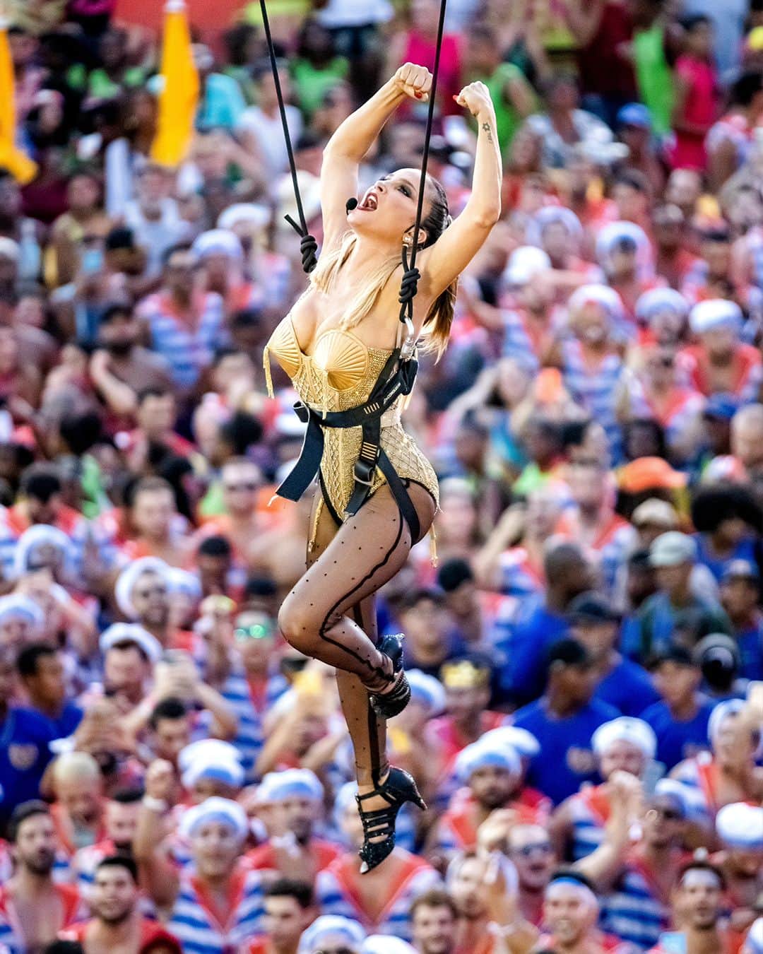 Claudia Leitteのインスタグラム：「Feliz em finalmente poder dividir isso com vocês. Há mais de 3 anos venho trabalhando junto ao meu time nesse projeto que vai levar a experiência única do nosso carnaval para o mundo. Estamos construindo o primeiro trio elétrico - genuinamente baiano, viu? - feito nos Estados Unidos, para ter sua estreia no final de 2021, num estado que tem tudo a ver com o Brasil, cheio de alegria, calor, praia, e claro, muitos brasileiros: a Flórida. Várias novidades estão por vir, mas chegarão aos poucos!!! Bora bater um papo hoje, em uma live, às 20h? Tô muito feliz e preciso compartilhar toooda essa emoção com quem impulsiona o trabalho do lado de cá: vocês! 🥰💫」