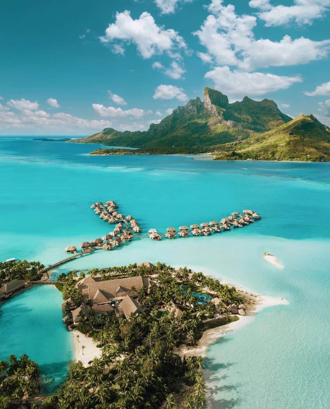 Canon Photographyさんのインスタグラム写真 - (Canon PhotographyInstagram)「Paradise in Bora Bora  Photography // @alexpreview  Curated by @henry.nathan  #borabora #mountains #ocean #paradise #beach」10月28日 4時38分 - cpcollectives
