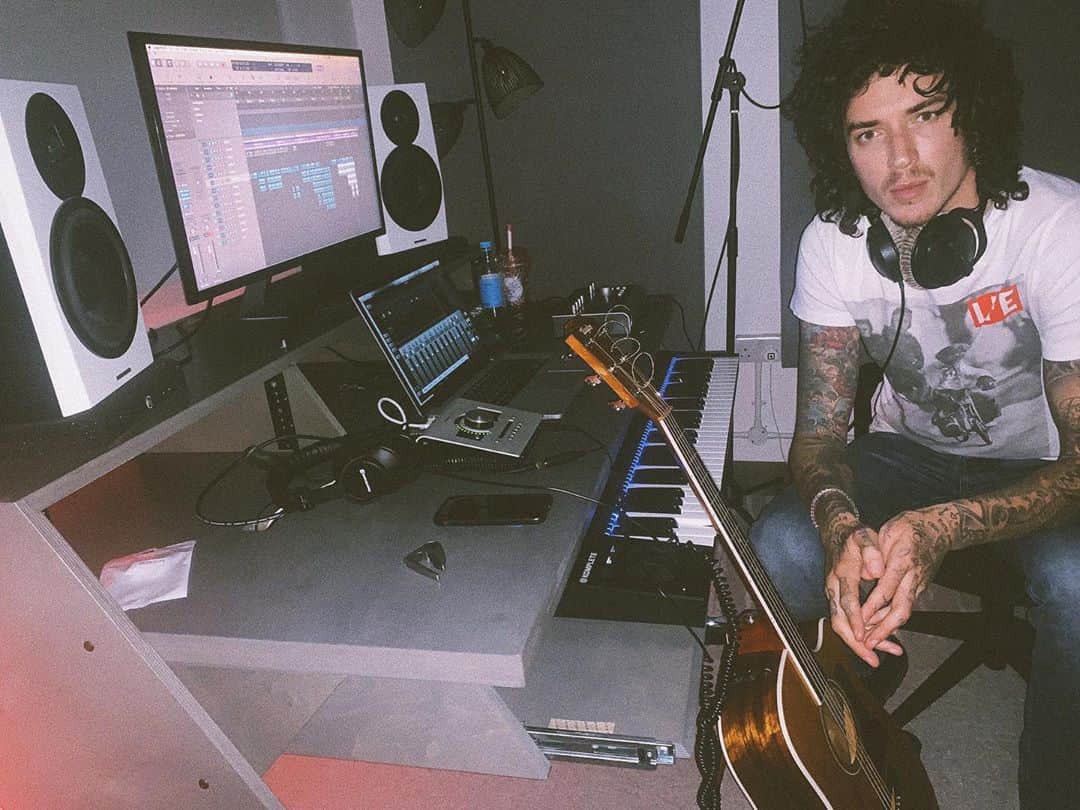 ジュリアン・ペレッタのインスタグラム：「took a break from social media, but never from the music. covid slowed us down a bit, but the new album is ready. swipe for a lil preview of a one of my favs. see you next month and stay safe everyone ✊🏻」