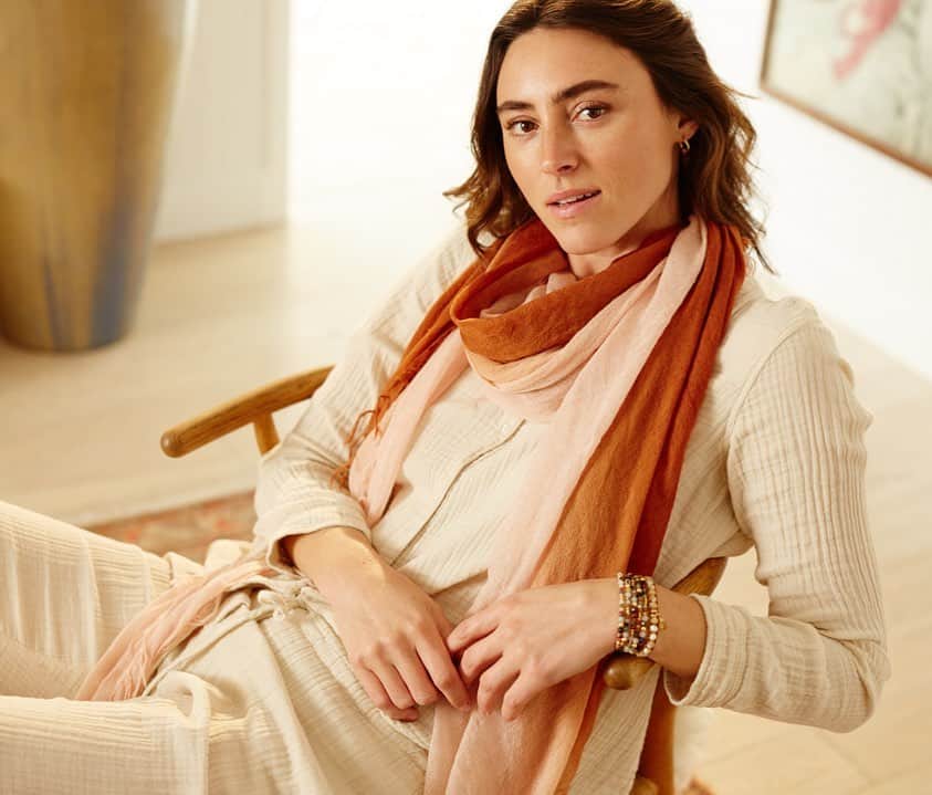 チャンルーのインスタグラム：「Cooler days call for curling up in cozy cashmere and wool scarves.」
