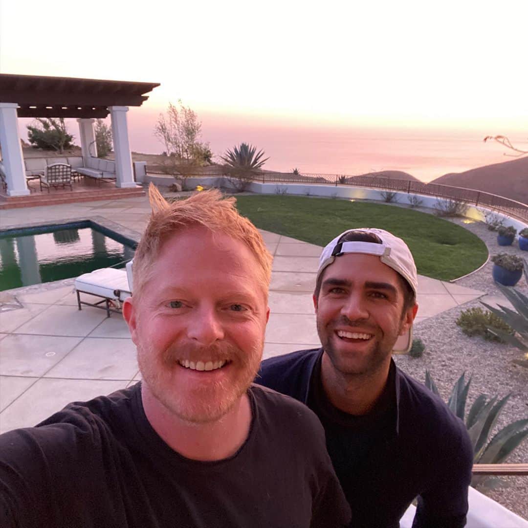 ジェシー・タイラー・ファーガソンのインスタグラム：「snuck away with the family for our first vacation for 3! @justinmikita planned a gorgeous 45th bday week in Malibu with delicious food, some cocktails, and surprise socially distant visits ❤️ thanks for all the bday love. Now go vote! Go phone bank! 7 days.」