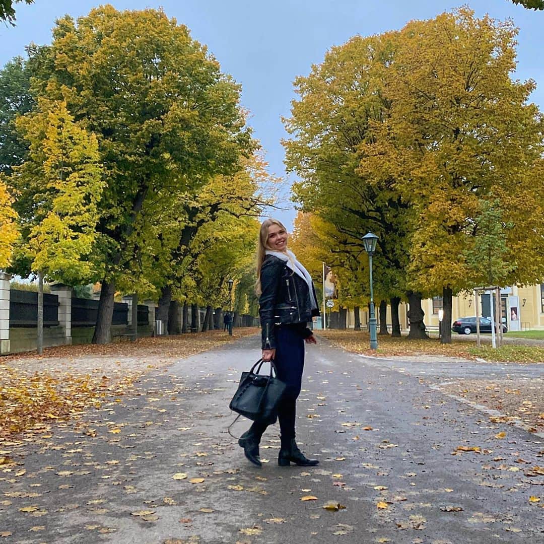 ニコル・ラジコワのインスタグラム：「🍃🍂🍃🍂」