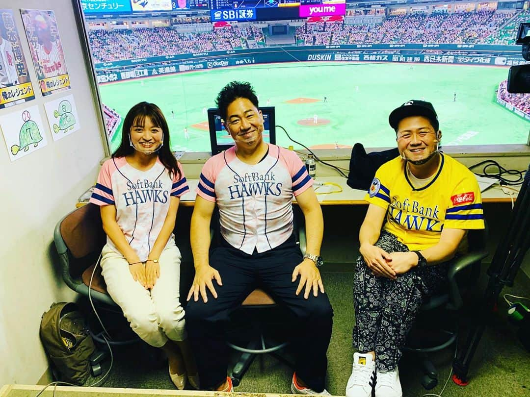 川原豪介さんのインスタグラム写真 - (川原豪介Instagram)「ホークスリーグ優勝おめでとうございます㊗️ 藤原満さんと一緒にKBCラジオで優勝特番をさせてもらいました！ 今シーズンはキャンプ取材からシーズン中もインタビューやら副音声やらでKBCラジオやFBS夢スポでいろいろお世話になりました！ 引き続き残り試合とCS.日本シリーズも応援しまーす！ぬんっ！ #ブルーリバー #kbcラジオ #fbs #夢スポ #ホークス #ホークスリーグ優勝おめでとう」10月28日 3時19分 - blueriver_kawa