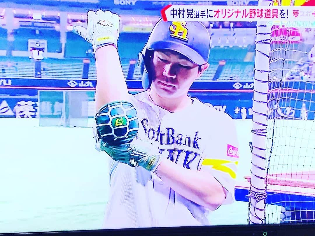 川原豪介さんのインスタグラム写真 - (川原豪介Instagram)「ホークスリーグ優勝おめでとうございます㊗️ 藤原満さんと一緒にKBCラジオで優勝特番をさせてもらいました！ 今シーズンはキャンプ取材からシーズン中もインタビューやら副音声やらでKBCラジオやFBS夢スポでいろいろお世話になりました！ 引き続き残り試合とCS.日本シリーズも応援しまーす！ぬんっ！ #ブルーリバー #kbcラジオ #fbs #夢スポ #ホークス #ホークスリーグ優勝おめでとう」10月28日 3時19分 - blueriver_kawa