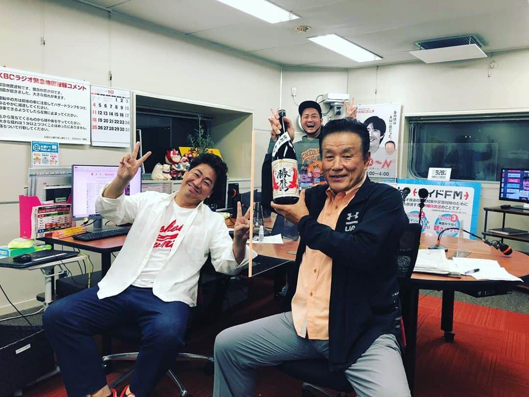 川原豪介さんのインスタグラム写真 - (川原豪介Instagram)「ホークスリーグ優勝おめでとうございます㊗️ 藤原満さんと一緒にKBCラジオで優勝特番をさせてもらいました！ 今シーズンはキャンプ取材からシーズン中もインタビューやら副音声やらでKBCラジオやFBS夢スポでいろいろお世話になりました！ 引き続き残り試合とCS.日本シリーズも応援しまーす！ぬんっ！ #ブルーリバー #kbcラジオ #fbs #夢スポ #ホークス #ホークスリーグ優勝おめでとう」10月28日 3時19分 - blueriver_kawa