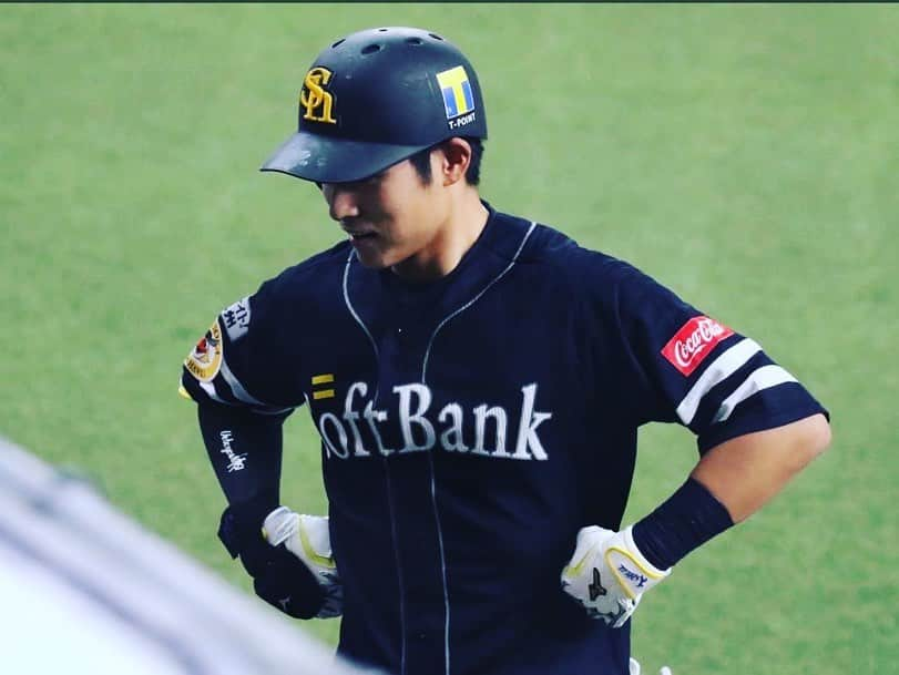 川原豪介さんのインスタグラム写真 - (川原豪介Instagram)「ホークスリーグ優勝おめでとうございます㊗️ 藤原満さんと一緒にKBCラジオで優勝特番をさせてもらいました！ 今シーズンはキャンプ取材からシーズン中もインタビューやら副音声やらでKBCラジオやFBS夢スポでいろいろお世話になりました！ 引き続き残り試合とCS.日本シリーズも応援しまーす！ぬんっ！ #ブルーリバー #kbcラジオ #fbs #夢スポ #ホークス #ホークスリーグ優勝おめでとう」10月28日 3時19分 - blueriver_kawa