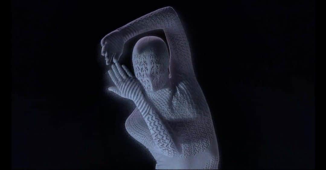 スリーアズフォーのインスタグラム：「Stills from our latest “ Vesica Piscis” film  Directed by  Jessica Mitrani and Alex Czetwertynski @jessicasofiamitrani  @alexczetwertynski   XR Virtual Production Content Alex Czetwertynski  Director of Photography Charles Billot @charles_billot   Choreography Jonah Bokaer @jonah_bokaer   Producer John Morgan @johnnyfmorgan   Music Georgia @georgiastudio   Editing/VFX/Graphics Alex Czetwertynski First AC Bobby Davidson  In Association with Worldstage @worldstage_inc  Worldstage team Shelly Sabel - Creative Director Raul Herrera - XR Technical Integrator  & Disguise Programmer Daniel Aleman -  Project Manager Juan Gonzalez - Notch Artist  Dancers appearing courtesy of Jonah Bokaer Choreography @jonah_bokaer   Hala Shah Isiah João da Silva Rourou Ye Nadia Khayrallah @halapepper  @the_wavy_seal  @nadiainherownworld  @rourou_sweetheart   threeASFOUR team Creative Directors Adi Gil Angela Donhauser Gabi Asfour  Creative Consultant Victoria Bartlett  @georgegoce676   And Autumn Beckens Brit Shaked Hailey Desjardins Jeremey Ripley Hi Hsuan Sang Samyukta Easwaran Nina Britschgi Anson Jaak Yiu Li Vivienne Lee Josephine Panel Jina Lee M Nava Peter Salera  Fabric Prints In collaboration with Mimaki USA Print Design in collaboration with Brit Shaked  @mimakiusa @mimakiusa_textile  @brittshaked   E-textiles In collaboration with Wearable Media: Yuchen Zhang & Hellyn Teng @wearable.media   Producer Circle of Jonah Bokaer Choreography Mary Barone Rosalinda Dear  Dorothy Tapper Goldman  Special Thanks to  Adorama TJ Donoghue Lars Pedersen Board Of Directors, Jonah Bokaer Arts Foundation, Inc.  Victoria Nelson Harris Dr Sassi」