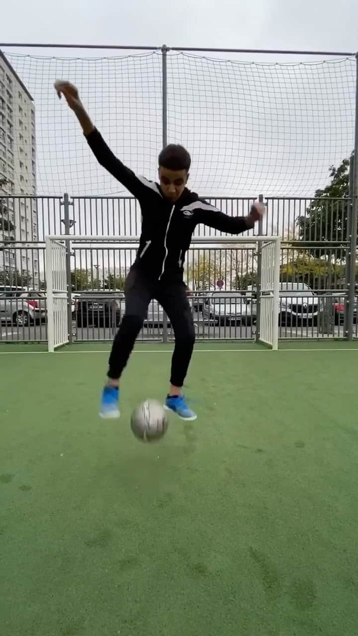 ショーン・ガルニエのインスタグラム：「🔥COMPÉTITION🔥  @impulstar DÉBARQUE CHEZ TOI ! Fais comme @alifreestyler pour participer  🔹 1/ film toi sur ton terrain de façon style avec tes meilleurs dribbles  2/ post ta vidéo en réels 3/ #impulstardecima #balleaupied 4/ follow @impulstar pour connaître le résultat  5/ mentionne 3 amis à toi   Si tu déchire et que ton RÉELS BUZZ  @impulstar débarque chez toi avec de grosse surprise et de gros GUEST !  PUBLIE AVANT LE 04 NOVEMBRE」