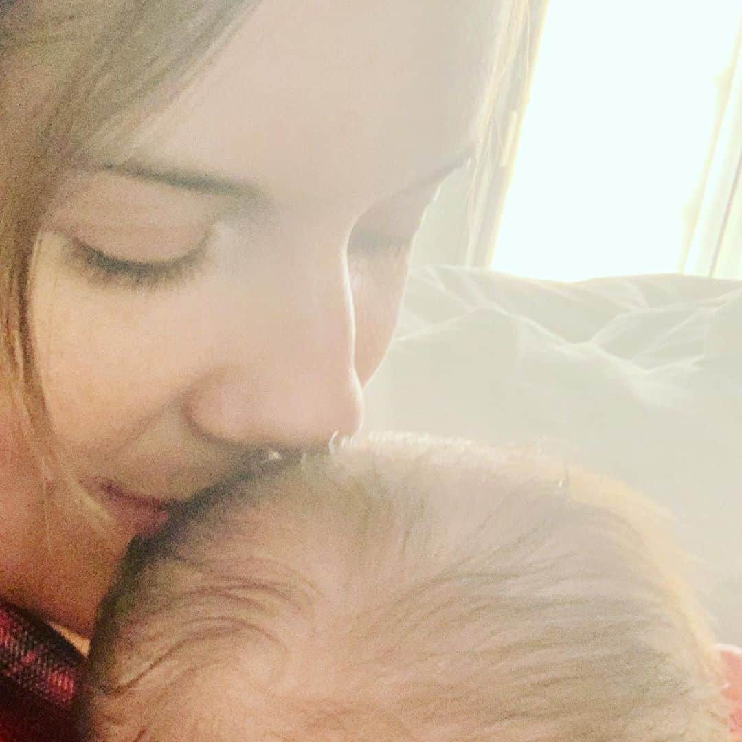 マギー・グレイスのインスタグラム：「The BEST mornings! ☕️👶🏻🌞   The shift to parenthood has been the most profound and beautiful experience of my life.   2020 is a wild time to have a baby. We long to offer him a better, more compassionate world, and we want to equip him to make it better. Let’s elect leaders our kids can look up to. Please vote. 🤍#whatimvotingfor #whyivote #yourvotematters #votebymaskormail @joebiden @kamalaharris」