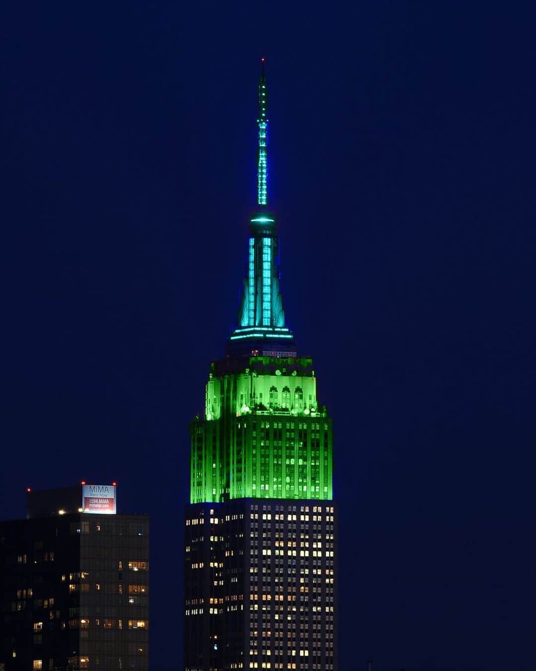 Empire State Buildingさんのインスタグラム写真 - (Empire State BuildingInstagram)「Glowing light green & cyan tonight in honor of @habitatnyc & the Virtual Habitat House Party! #EmpireStateBuilding」10月28日 3時43分 - empirestatebldg