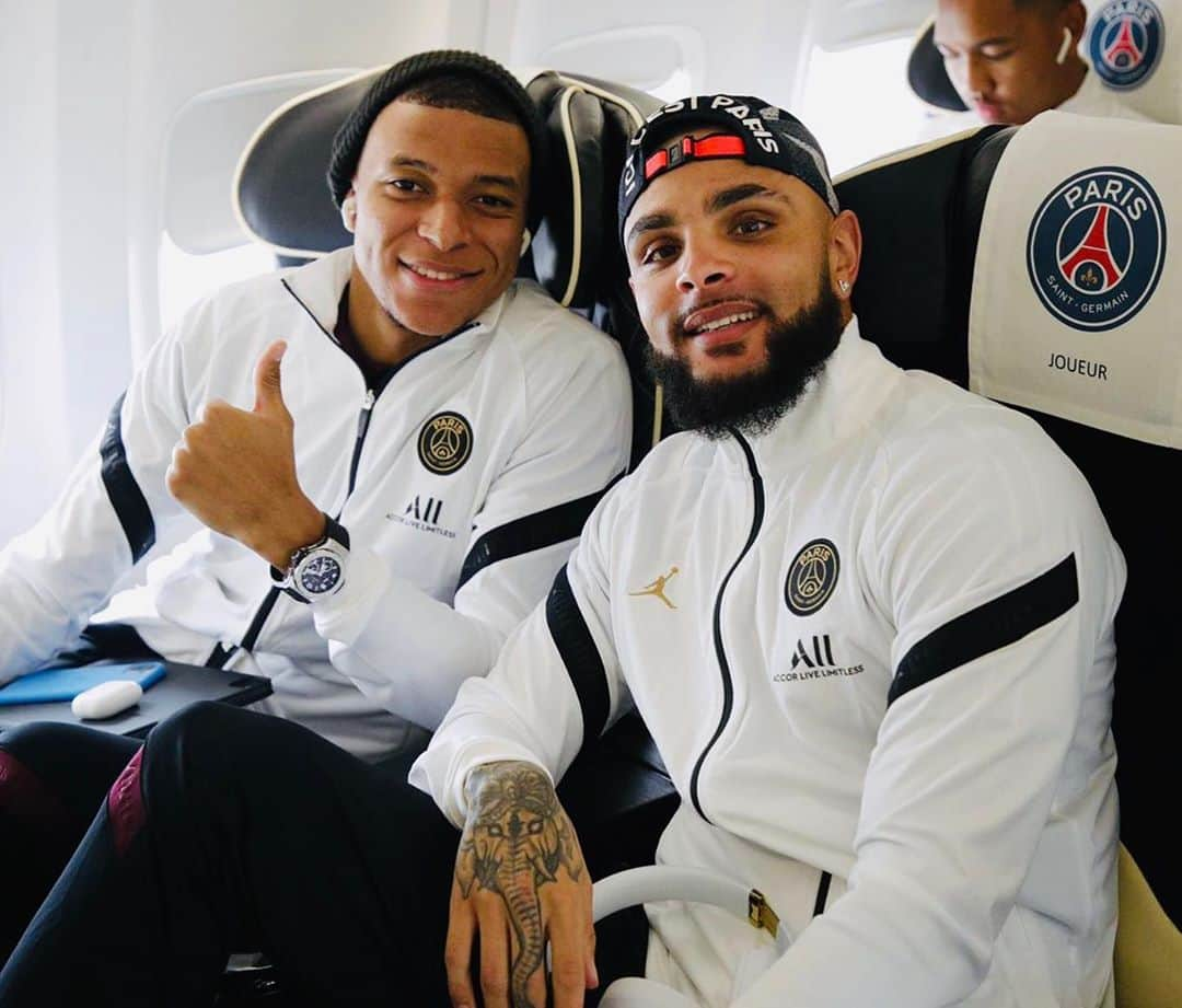 キリアン・エムバペさんのインスタグラム写真 - (キリアン・エムバペInstagram)「🛩😷...」10月28日 3時44分 - k.mbappe