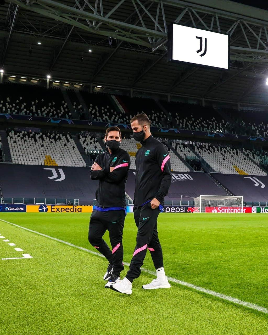 FCバルセロナさんのインスタグラム写真 - (FCバルセロナInstagram)「🌟 One more night.. 🤩 🇮🇹 #JuveBarça」10月28日 3時45分 - fcbarcelona