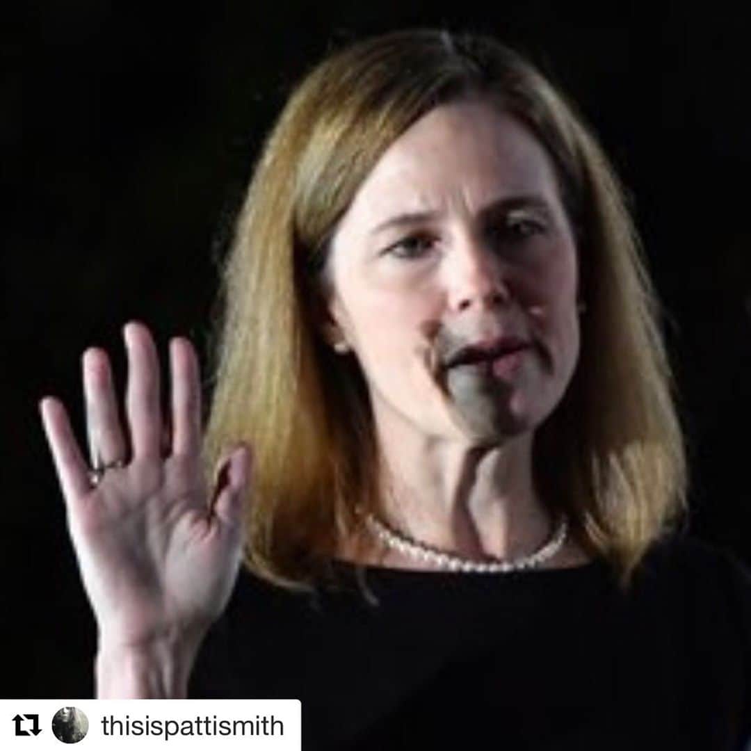 エリザベス・リーサーのインスタグラム：「Courtesy of @thisispattismith・・・ This is  Hypocrisy  And her robe Has a stain Upon it.」