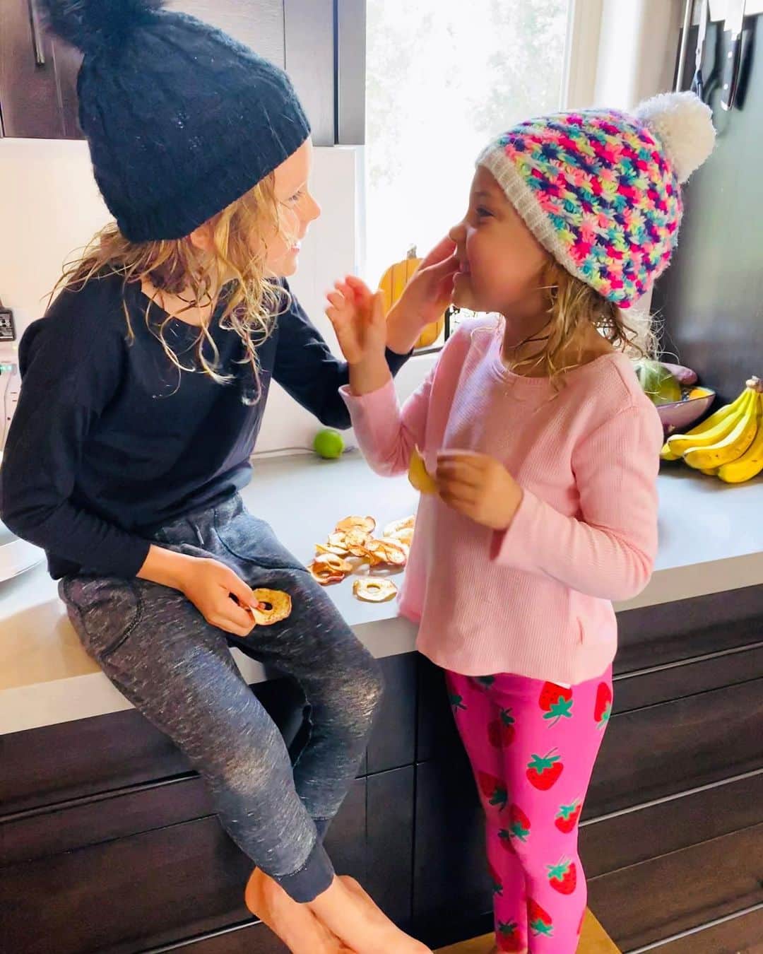 ダニエラ・ルーアのインスタグラム：「My little marshmellows 💖 . Os meus doces 💖 . #siblings #river #sierra #kids #love」