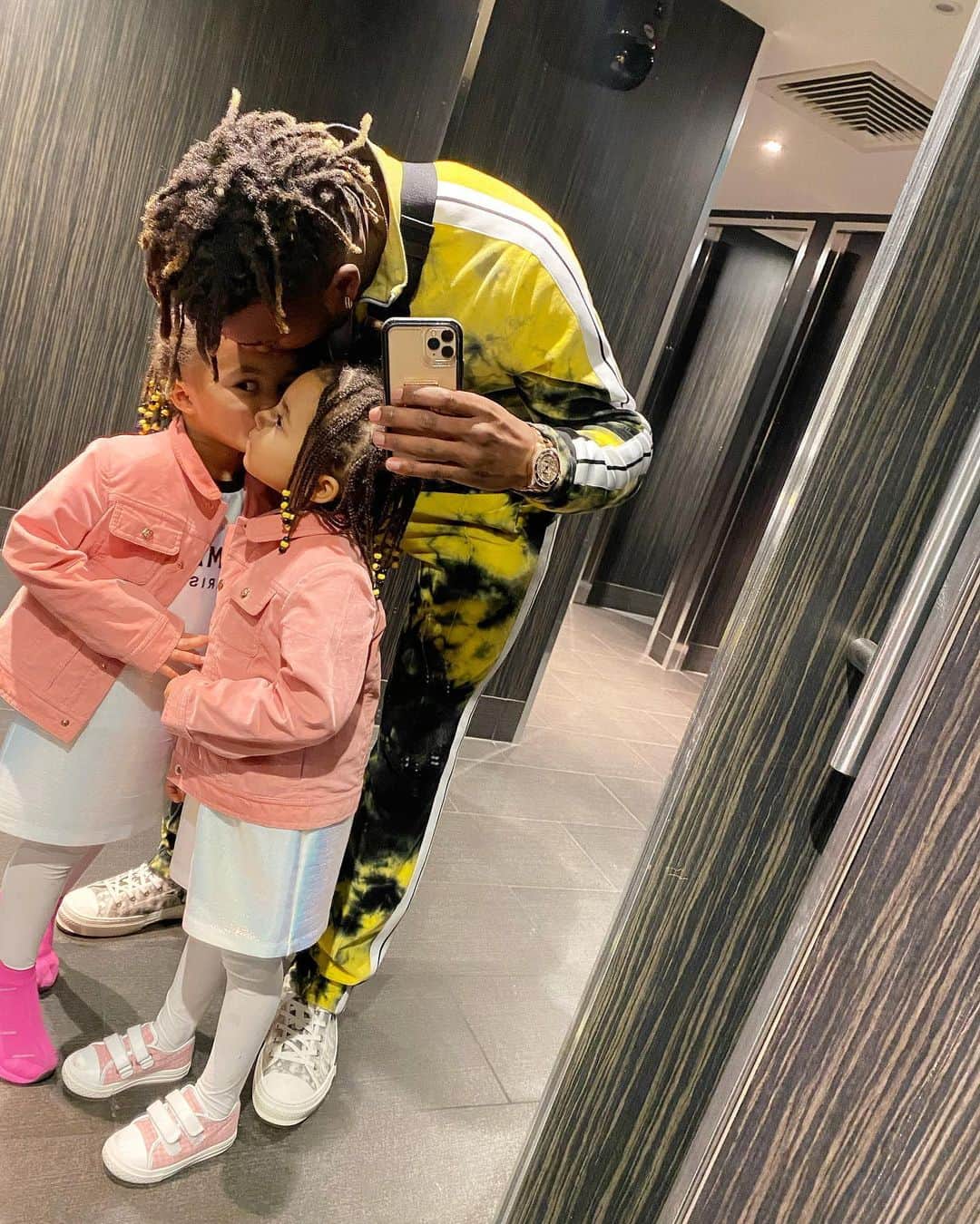 アーラン・セイント・マクシマンのインスタグラム：「Family time 🗽」