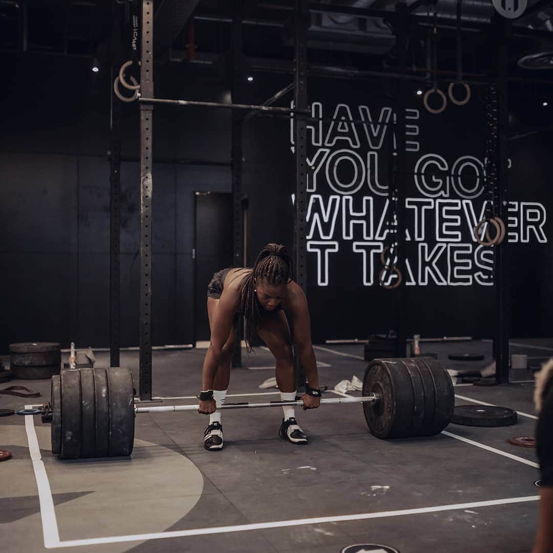 アシャ・フィリップのインスタグラム：「Ready ➡️ To ➡️ Lift 💪🏾 ⁣ ⁣ 🦈 @gymsharktrain  ⁣ 📸⁣: @photographermarkjames ⁣ ⁣  #ReadyToLift #Gymshark #WinterTraining #Athlete #Fitness #GirlsWhoLift #Workout #Gym #Weights #Deadlift」