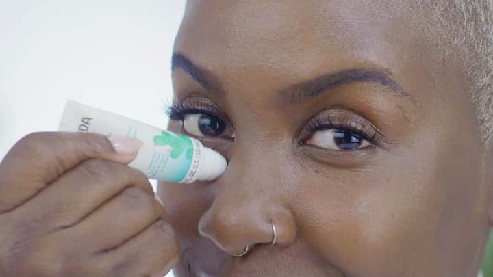Weledaのインスタグラム：「Treat your most delicate skin to the cooling, massaging effect of our new rollerball eye gel! 🌿 The Sheer Hydration Eye Gel delivers a refreshing dose of moisture that hydrates and revives tired skin. Formulated with:⁣ 🌵 Prickly Pear Cactus ⁣ 🥒 Cucumber Extract 🌿  Aloe Vera」