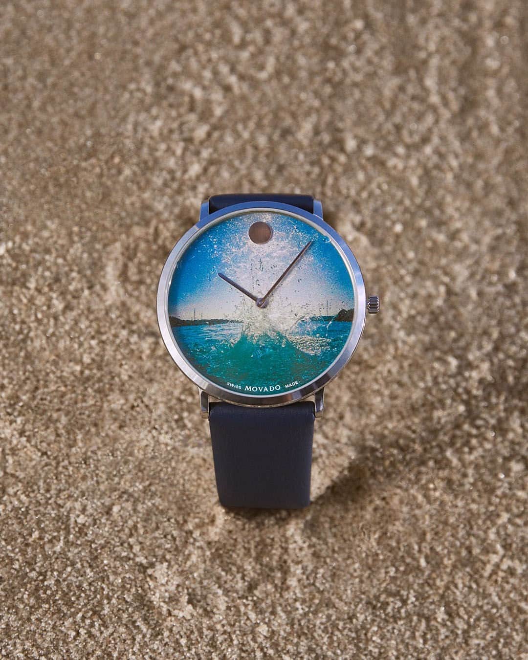 モバードのインスタグラム：「WATER captures one brief moment in time - a completely unique shape never to be replicated again. The iconic museum photographic dial with gray vegan straps. #AlexiXMovado #Movado @alexilubomirski」