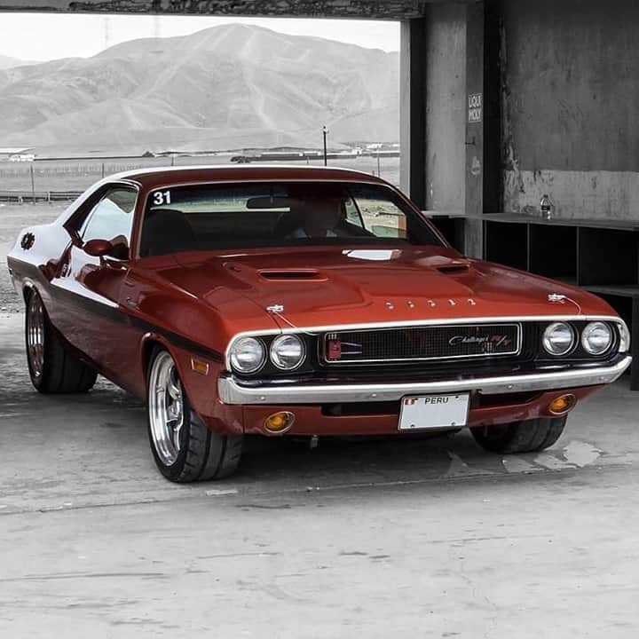 Classics Dailyさんのインスタグラム写真 - (Classics DailyInstagram)「#ClassicsFeature _____ One of the hottest classic muscle cars. The Dodge Challenger R/T _____ #classiccar #musclecar #hotrod #protouring #prostreet #restomod #classicsdaily #streetrod #streetcar #customcar #hotrods #streetrods #dodge #challenger #challengerrt #rt #mopar」10月28日 4時01分 - classicsdaily
