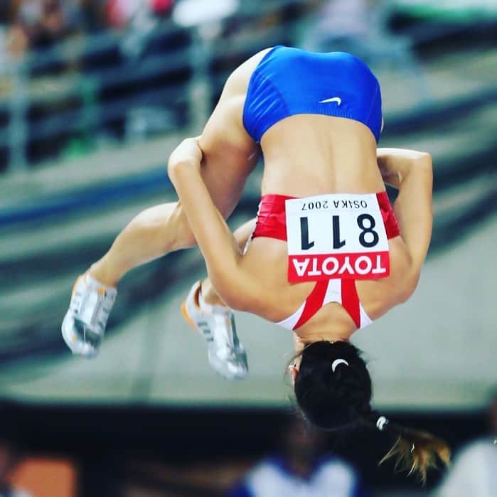エレーナ・イシンバエワのインスタグラム：「Мое фирменное сальто после победы! ✌🏻  My signature post-victory flip!✌🏻」