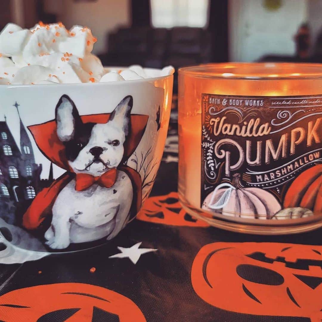 Bath & Body Worksさんのインスタグラム写真 - (Bath & Body WorksInstagram)「Fall Candles + Scary Movies ... 🖤 🧡below if you agree there is no combo more spook-tacular than this!」10月28日 4時03分 - bathandbodyworks