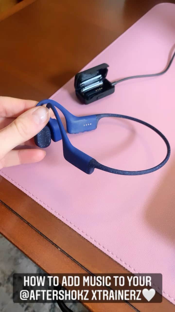 メリッサ・フランクリンのインスタグラム：「One of the most common questions I get about my @aftershokz Xtrainerz is how difficult is it to download music onto them!? I always tell people it couldn’t be easier and wanted to prove it to you! Even if you aren’t tech-savvy at all (ahem, like me!) it is SO easy to download all your favorite songs onto your Xtrainerz and then head into whatever workout you’re planning on! They hold up to 1,200 songs!! ONE THOUSAND AND TWO HUNDRED SONGS! I was feeling like some country music throwbacks so that’s what I just loaded into mine! As always, you can get 15% off your pair by using the link in my bio! #shokzsquad #ad」