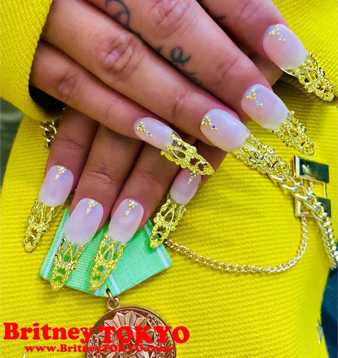 Britney TOKYOさんのインスタグラム写真 - (Britney TOKYOInstagram)「Gold✨✨ @karolg   #nailart #nails #britneytokyo #karolg #bichota #karolgnails」10月28日 4時08分 - britneytokyo