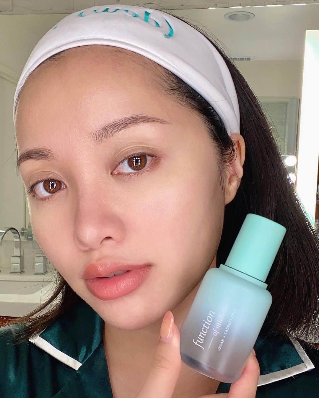 ミシェル・ファンさんのインスタグラム写真 - (ミシェル・ファンInstagram)「Selfie with my very own custom serum by @functionofbeauty #ad They now offer skincare products you can FULLY customize making each of you feel #oneinthreebillion ✨ You know how much I love skincare so I had to try it out!  ⠀  If you went to learn more, they officially launched TODAY so go to 👉 https://www.functionofbeauty.com/michellephan or 👆 click the link in my bio to get 10% off and a free spa headband ( it actually says (dew ) you 💧pun intended ) with a purchase on any skincare bundle.  ⠀  Products are all Paraben, sulfate, GMO and Toxin free, and are always 100% Vegan and Cruelty-Free 🥰」10月28日 4時11分 - michellephan