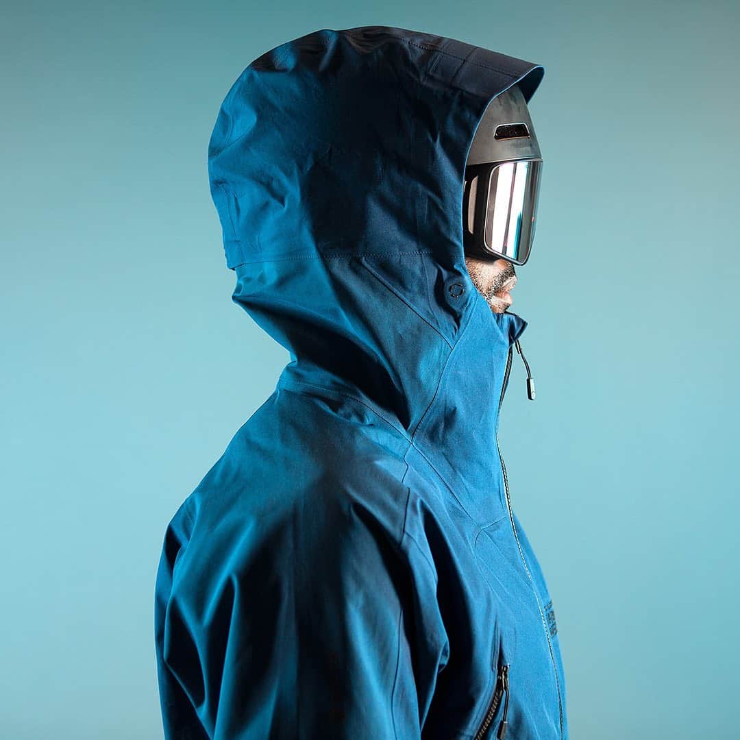 マウンテンハードウェアのインスタグラム：「Check out our Sidecountry Kit, featuring the Boundary Ridge Gore-Tex 3L Jacket and Bib. An adaptive balance between lift-accessed terrain and the deep, untracked snow beyond the gate, this collection allows you to push your boundaries and explore outside the gates.」