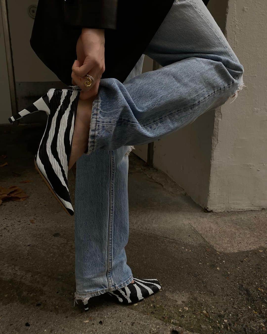 ペニーレ・タイスベックのインスタグラム：「When the shoe fits 🖤🤍 @netaporter @bottegaveneta #incredibleshoes #netaporter #ad」