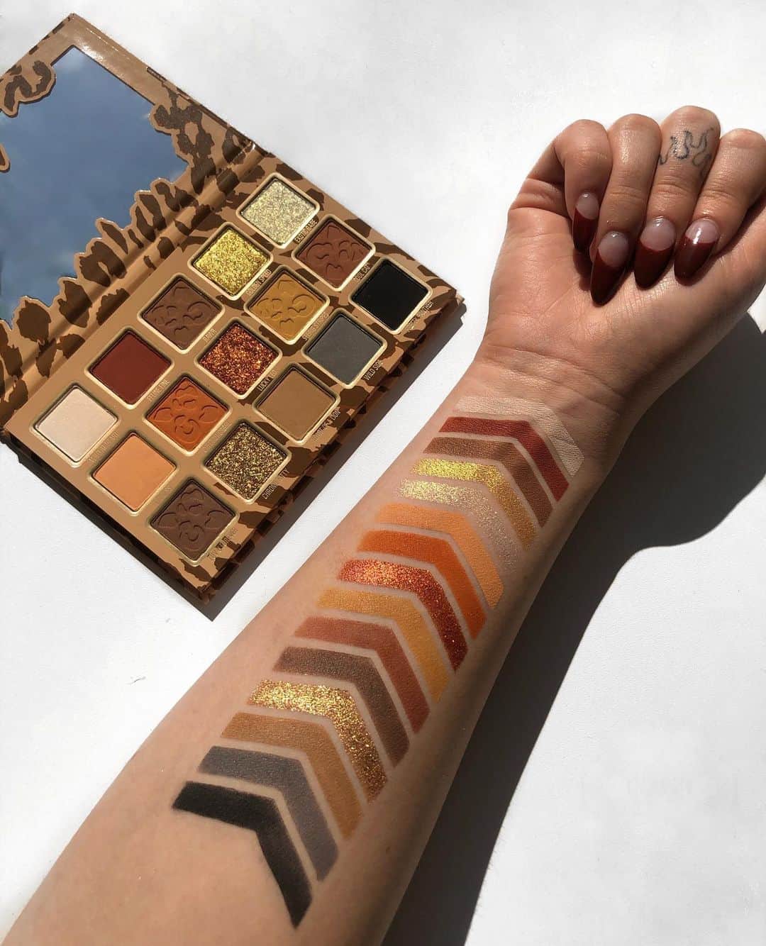 Kylie Cosmeticsさんのインスタグラム写真 - (Kylie CosmeticsInstagram)「swatches of our new palette 🐆✨ create endless looks with this gorgeous mix of mattes and shimmers 💕」10月28日 4時18分 - kyliecosmetics