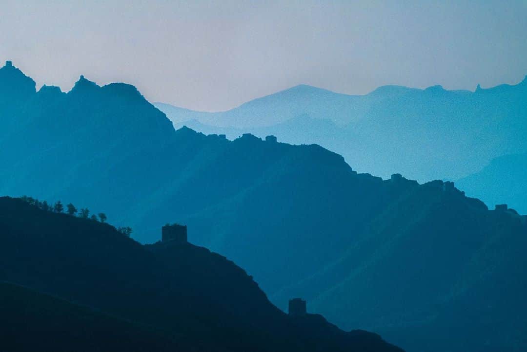 Michael Yamashitaさんのインスタグラム写真 - (Michael YamashitaInstagram)「Wall colors: not easy to find along the Great Wall of China built in a monochromatic landscape of the same color as the materials used to build it. Here are a few exceptions. #greatwall #greatwallofchina」10月28日 4時26分 - yamashitaphoto