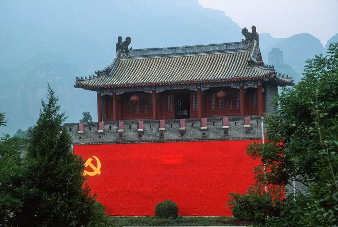 Michael Yamashitaさんのインスタグラム写真 - (Michael YamashitaInstagram)「Wall colors: not easy to find along the Great Wall of China built in a monochromatic landscape of the same color as the materials used to build it. Here are a few exceptions. #greatwall #greatwallofchina」10月28日 4時26分 - yamashitaphoto