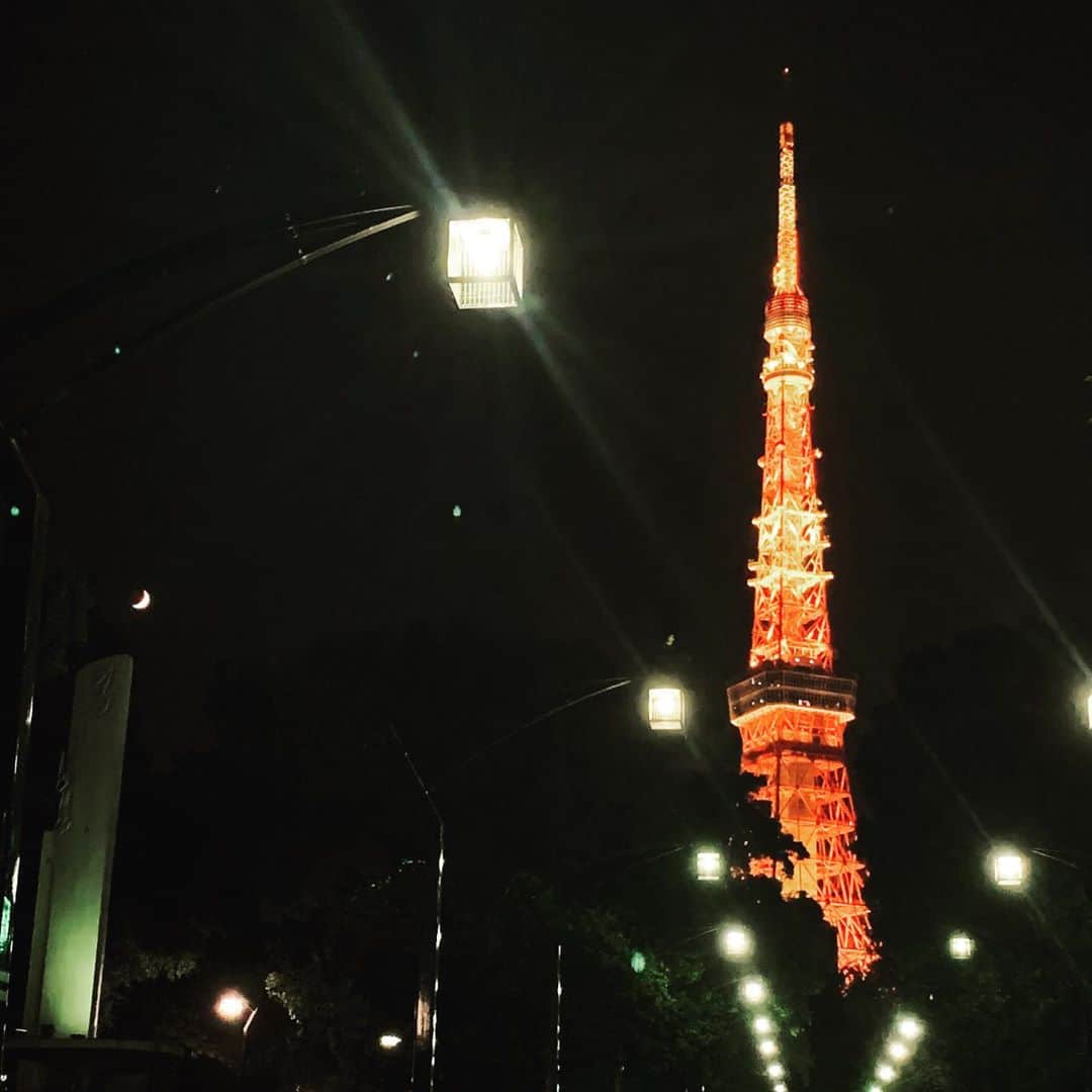 川和真奈美さんのインスタグラム写真 - (川和真奈美Instagram)「未完成な月と 凛とたつ君は東京タワー  #東京タワー #三日月 #写真で伝えたい私の世界  #写真撮ってる人と繋がりたい  #世界を変える」10月28日 4時26分 - kawamana23