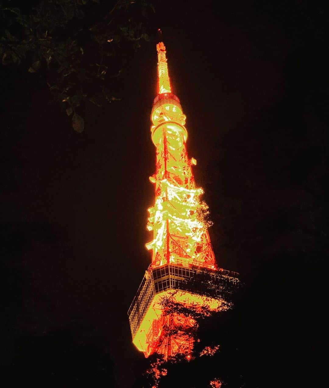 川和真奈美のインスタグラム：「未完成な月と 凛とたつ君は東京タワー  #東京タワー #三日月 #写真で伝えたい私の世界  #写真撮ってる人と繋がりたい  #世界を変える」