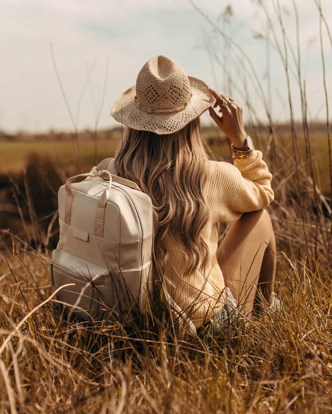 Kapten & Sonさんのインスタグラム写真 - (Kapten & SonInstagram)「'Collect moments and concentrate on the important things in life.' 🌾 @nikixgilbert on tour with our backpack Bergen "Sandstone"⁠. 😍⁠ #bekapten #kaptenandson⁠ .⁠ .⁠ .⁠ #nature #fashion #inspo #ootd #style #backpack #outdoors #fashioninspo #happy #outfit #travel #explore #autumn⁠」10月28日 4時30分 - kaptenandson