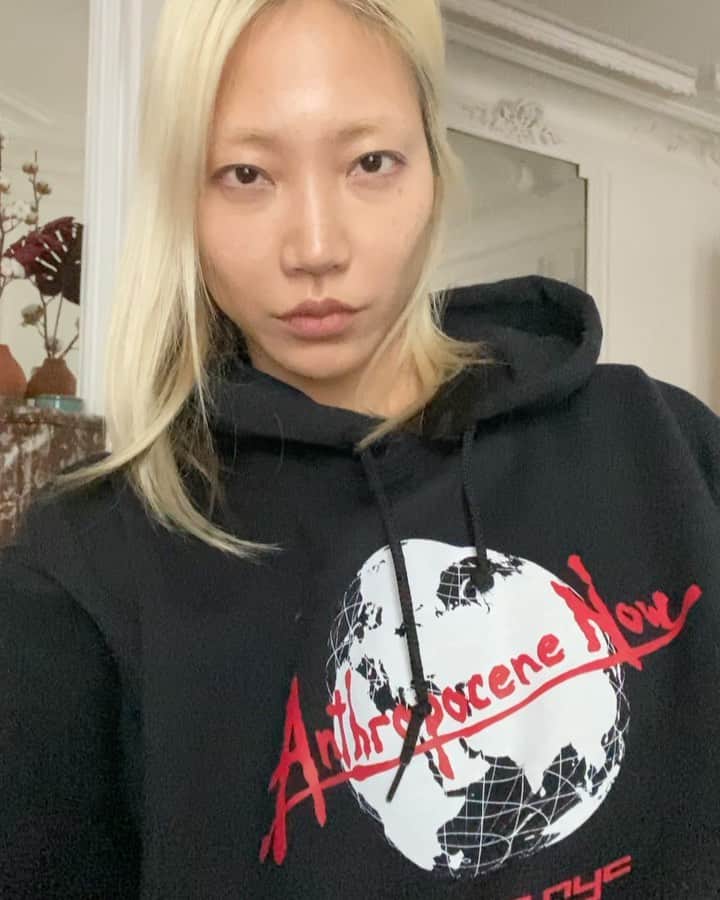パク ・スジュのインスタグラム：「🧠 How is the future of our generations looking to you?   Does it look healthy, protected, free;  or does it look more problematic, bound by fear and problems without proper protection, as unfathomable healthcare system takes issues such as opiate crisis and mental health problems to arise?  (Brb going to the post office to submit my absentee ballot)」