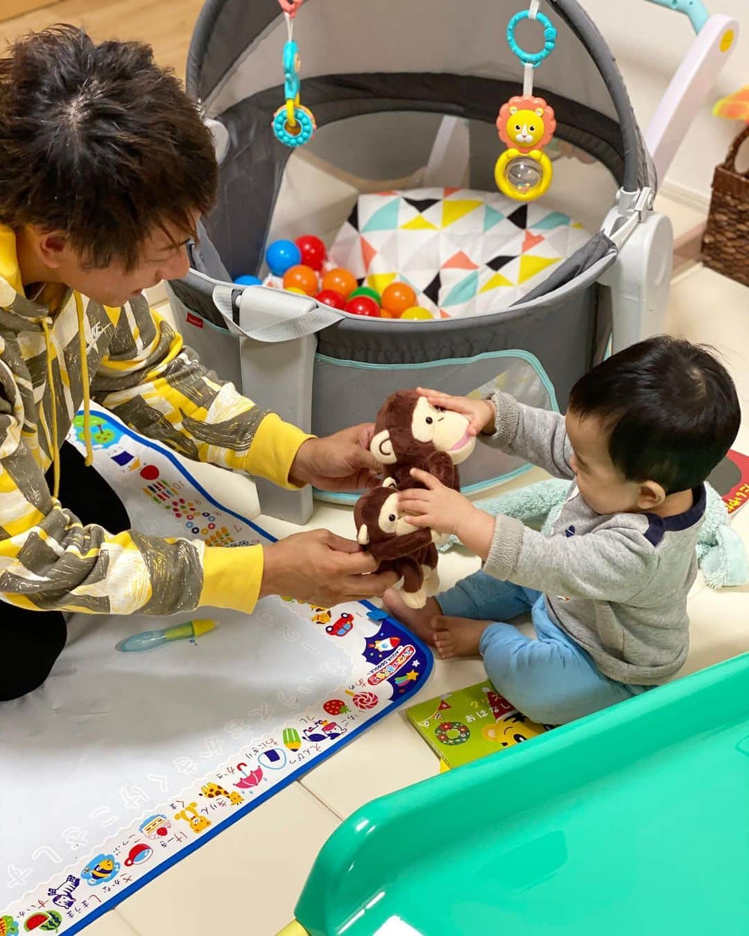 伊藤春香さんのインスタグラム写真 - (伊藤春香Instagram)「旦那が息子と遊んでくれてる間、﻿ 他のことしてれば﻿ もっと時間が増えるんだろうけど、﻿ ﻿ 2人で遊んでるのが﻿ 楽しそうで、可愛くて﻿ つい隣に座って眺めてしまう😅﻿ ﻿ 後から振り返ったら﻿ きっと一瞬に感じるだろう貴重な瞬間。﻿ ﻿ #家族時間 #子育て #1歳児の遊び #幸せな時間  #1歳男の子 #パパと息子 #うちのちび #ファミリー #家族集合 #スイスイおえかき #こどもちゃれんじ」10月27日 19時33分 - ha_chu