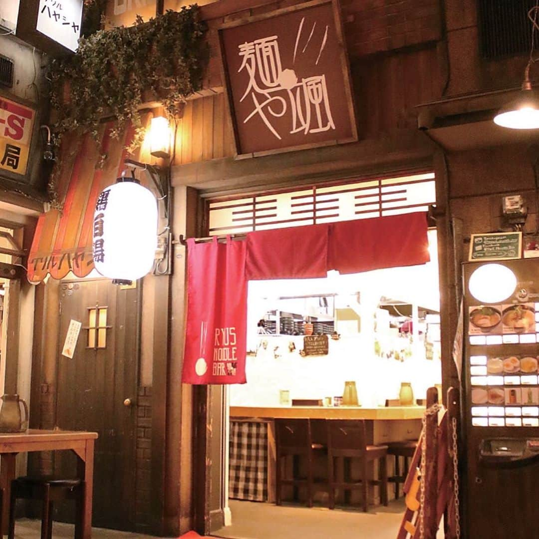 新横浜ラーメン博物館(ramen museum)さんのインスタグラム写真 - (新横浜ラーメン博物館(ramen museum)Instagram)「麺や颯「RYUS NOODLE BAR」2周年アニバーサリー企画のお知らせ . 麺や颯「RYUS NOODLE BAR」さんより、ラー博開店2周年の感謝の気持ちを込めて、10月28日(水)から10月31日(土)までの4日間、同店のInstagramフォロー画面提示、またはラー博メルマガ「ラー博タイムス」（10月27日 号Vol.574）の画面提示をされたお客様に対し、切り落としポークチャーシューを無料でトッピングいたします！ . ◆麺や颯「RYUS NOODLE BAR」Instagram @ryus_noodle_bar_shinyokohama . 期間：10月28日(水)～10月31日(土) . 条件：麺や颯「RYUS NOODLE BAR」のInstagramフォロー画面提示、またはラー博メルマガ「ラー博タイムス（10月27日号Vol.574）」画面提示 . 皆さまのご来店をお待ちしております!! . #ラーメン #らーめん #ラー博 #ラーメン博物館 #新横浜ラーメン博物館 #新横浜 #rahaku #ramen #ramenmuseum #shinyokohamaramenmuseum #shinyokohama #instafood #麺や颯 #RYUSNOODLEBAR #アニバーサリー #鶏白湯 #切り落とし #ポークチャーシュー #トロント #カナダ」10月27日 19時33分 - ramenmuseum