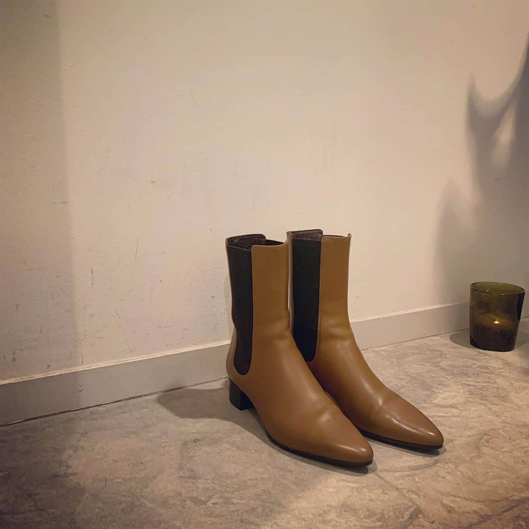 風間ゆみえのインスタグラム：「とても美しいブーツを新調しました✨💁‍♀️👢✨  フロントからみた細身のラインがとてもきれいで、脚がきれいに見えるのも嬉しく、上品なマロンブラウンも絶妙なカラーで一目惚れです。  今日は初おろし。  おろしたての靴は時おり靴擦れしたりして馴染むまでに時間を要したりすることもありますが、このブーツ、足に柔らかくフィットして歩いていても初おろしにしてノンストレス。  感動的な履き心地に感謝です  いいお買いものしたな☺️✨ @maisontherow  #伊勢丹新宿店  #yumie_k_style」