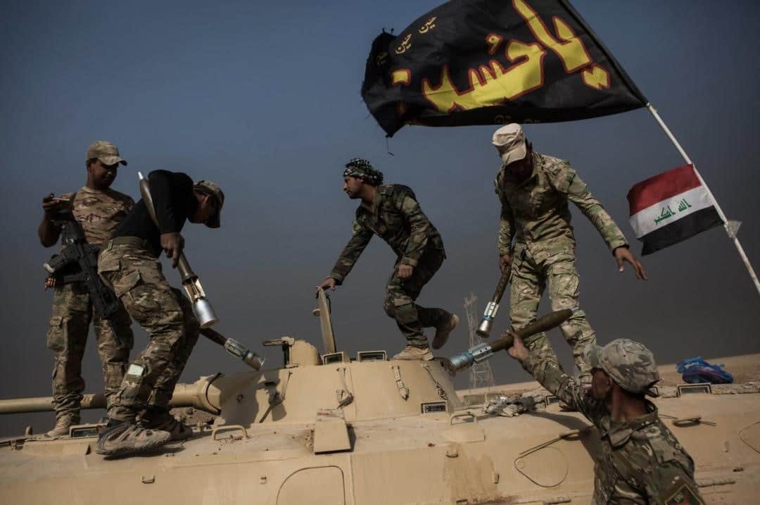 のインスタグラム：「Photo by @erintrieb / This October marks the 4th anniversary of the Iraq military's offensive and liberation of Mosul and surrounding areas, which from 2014-2016 were occupied and controlled by the Islamic State. Soldiers from Iraq’s Emergency Response Division stock up on rockets near the village of Bashmana, in preparation for an assault on ISIS-held territories. For more human stories from around the world follow @erintrieb.」