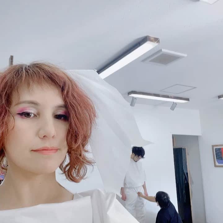 横沢ローラのインスタグラム：「2人の美術家。 このギャラリー、恋のバカンスのコード付き歌詞が置いてあって、いつのまにかみんな口ずさんでしまうやつ。 「きんーいろにーかがやーく」からは、どーしてもハモリの、上の方に行きたくなる。 あるある？ #ギャラリーっていいな #衣装作家さんと繋がりたい #オノマトペル並行世界切符」