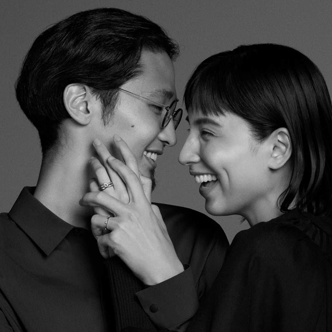 ラブリのインスタグラム：「『MY WAY of LOVE tiffany&Co』  入籍ってなんだろう、をテーマに 二人が選んだ新しい形について 夫婦として一人の私としてお話しました。  @gotayonekura   @tiffanyandco × @tiffanyandco   ストーリーにもリンクを貼り付けてます。 読んでもらえると、とても嬉しいです💯💯  #TiffanyPartner  #ティファニー #結婚指輪 #婚約指輪  photo @tamakiyoshida  styling @tsuyoshikurata  hairmake @rei_fukuoka」