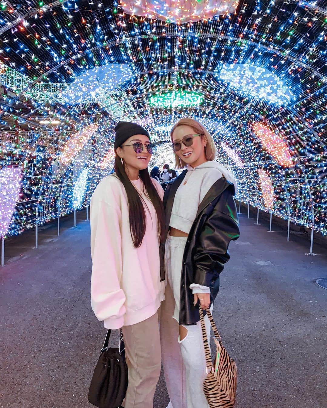 のインスタグラム：「. 大人気のよみうりランドのイルミネーション ジュエルミネーションに今年も行ってきたよ🎠🤍✨ ２枚目に動画があるので是非みてみてね👍🏾 今回は初めて観覧車にのって上からイルミネーションを みたけどそれもまた綺麗でオススメ🥺💘 コロナ対策もしっかり行われていたので安心でした🙏🏾🧡 そしてよみうりランドの公式instagramが リニューアルされてめちゃめちゃお洒落に！ 私たちも写真の参考にさせて頂きました🥺✨ @yomiuriland  . #よみうりランド #ジュエルミネーション #ジュエルミネーション2020 #イルミネーション #イルミネーション2020」